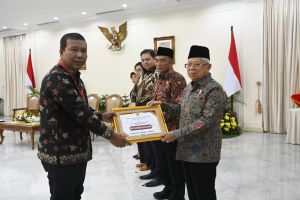 Berhasil Turunkan Angka Kemiskinan di Tanjabtim, Romi Raih Penghargaan dari Wapres RI