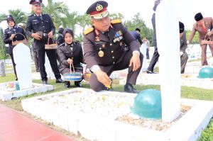 Wakapolda Jambi Ikuti Upacara Peringatan Hari Pahlawan di Makam Pahlawan
