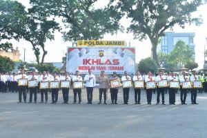 Kapolda Jambi Beri Penghargaan Kepada 14 Personel Berprestasi
