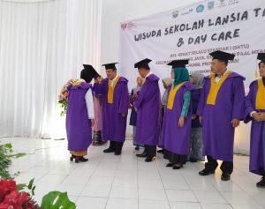 Usai Ikuti Sekolah Selama 6 Bulan, Lansia Tangguh Kota Jambi Diwisuda