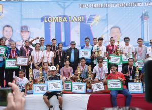 Lomba Lari 10 K Selesai, Gubernur Jambi Langsung Serahkan Penghargaan ke Pemenang 