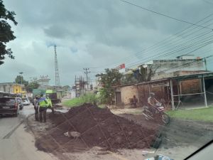 Macet Total dari Simpang Rimbo Hingga Mendalo, Lagi Lagi Karena Truk Batabara Terbalik