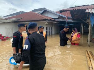 Polda Jambi Bantu Evakuasi Korban Banjir di Desa Air Sempit