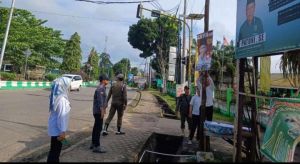 Bawaslu Batang Hari Tertibkan APK: Banyak Terpasang di Tiang Listrik dan Pohon