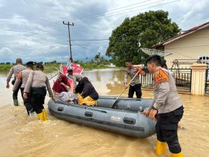 Polda Jambi Turunkan Personel Tambahan Bantu Korban Banjir di Kerinci dan Sungai Penuh
