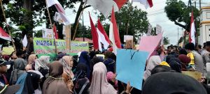 BREAKING NEWS: Ratusan Massa Gelar Aksi di HUT Jambi, Tolak Stockpile Batubara
