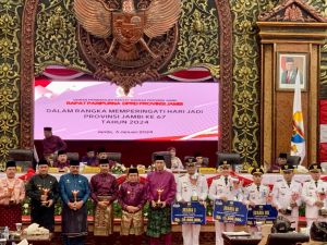 M Fadhil Arief Terima Penghargaan anugerah Parahita Ekapraya dari Gubernur Jambi
