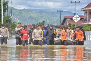 Jalan Kaki, Wakapolda Jambi Tinjau Korban Banjir di Kerinci