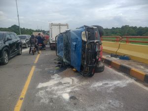 Mobil Dinas yang Berisikan Bantuan Sembako dari Gubernur Jambi Terguling di Jembatan Aurduri