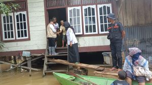 Al Haris Sambangi Warga Terdampak Banjir, Beri Bantuan hingga Minta Kesehatan Warga Diperhatikan 