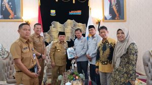 Didampingi Kadis Kominfo, KI Jambi Serahkan Laporan Tahunan Ke Gubernur  