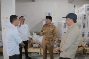Bupati Tanjab Barat Tinjau Distribusi Logistik Pemilu 2024