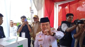 Gubernur Jambi Al Haris Gunakan Hak Pilihnya di TPS 32 Rawasari