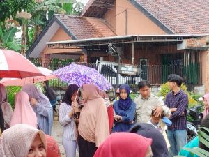 Hujan Buat Waktu Nyoblos Molor, KPU: Sudah Isi Absen, Tetap Dilayani