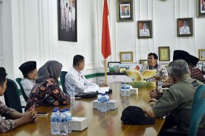 Terima KI Jambi, Bupati Batanghari Siap Jadikan Keterbukaan Informasi Masuk Indikator Kinerja Utama