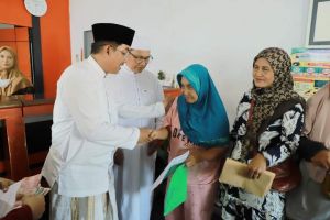 Bupati Tanjab Barat Kunjungi Kantor Pos Kuala Tungkal untuk Penyerahan 3.186 Bantuan PKH