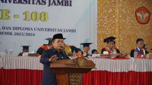 Al Haris Ingatkan Wisudawan UNJA Tingkatkan Keahlian, Pandai Cari Peluang 