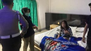 Terjaring Razia Pekat, Belasan Botol Miras dan 3 Pasangan Bukan Suami Istri  Dibawa Polisi
