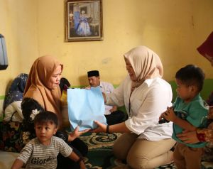 Kunjungi Keluarga Anak Stunting, BKKBN Jambi Bersama Perwakilan PLN S2JB Salurkan Bantuan