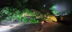 Tanah Longsor Tutup Akses Jalan di Muaro Emat Kerinci-Jambi 