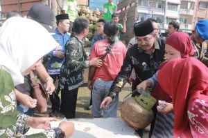Bupati Tanjabbar Tinjau Operasi Pasar Elpiji Bersubsidi