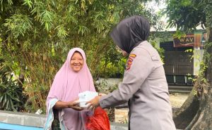 Berkah Ramadhan, Polda Jambi Bagi Takjil Gratis ke Warga