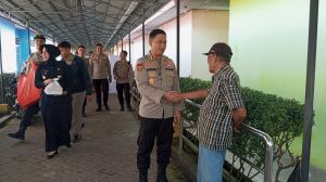 Berkah Ramadhan, Polda Jambi Salurkan Makanan Gratis  untuk Para Lansia