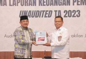 Bupati Tanjab Barat Serahkan LKPD Unaudited T. A 2023 Ke BPK RI Perwakilan Provinsi Jambi
