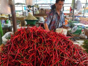 Harga Bahan Pokok di Pasar Tradisional Angso Duo, Kota Jambi Terpantau Stabil