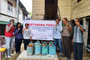 Pertamina Salurkan 80 Paket Sembako untuk Korban Terdampak Banjir di Kasang