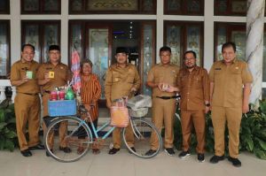 Bupati Anwar Sadat Berikan Sepeda Baru dan Kursi Roda