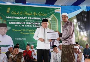 Haul di Sekoja Kota Santri, Al Haris Serahkan Bantuan Rp25 Juta ke Madrasah di Tanjung Raden