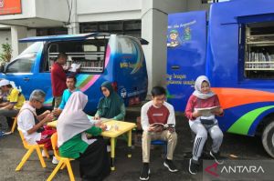 Merengkuh dunia dengan membaca