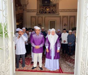 Berangkat Haji, SAH dan Keluarga Dilepas Haru Masyarakat dan Handai Taulan