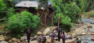 Polisi Bakar Pondok yang Ada Disekitar Lokasi Penambangan Ilegal