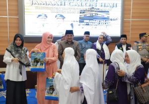Bupati Tanjab Barat Lepas 398 Jamaah Haji, Titip Doa untuk Kemajuan Kabupaten