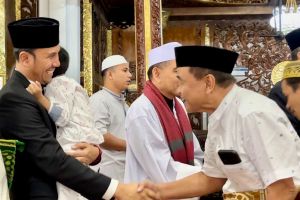 Edi & Keluarga Shalat di Masjid Agung, Maknai Id Adha dengan Berkurban