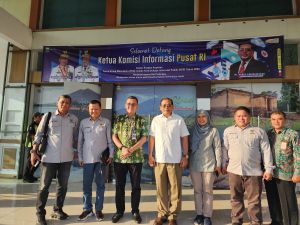 Bersama Kadis Kominfo, Ketua KI Jambi Sambut Kedatangan Ketua KI Pusat di Bandara Sultan Thaha