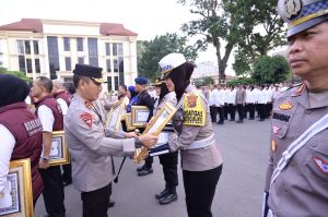 Kapolda Jambi Berikan Penghargaan untuk Personel Berprestasi