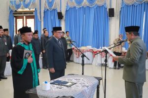 Bupati Anwar Sadat Lantik Penjabat Sekda Tanjab Barat Dahlan