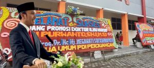 Ratusan Papan Bunga Warnai Hari Sidang Promosi Doktor Ilmu Hukum Edi Purwanto 