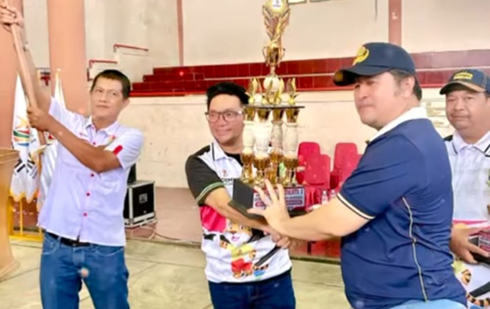 Kadispora Provinsi Jambi Novriadi Saat Menyerahkan Piala Forporv I Kepada Kota Jambi Sebagai Juara Umum dalam Forprov I KORMI 2024.