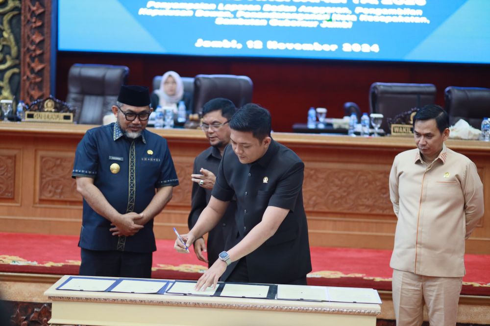 Pimpinan DPRD Provinsi Jambi dan Pjs Gubernur Jambi Menandatangani Nota Kesepakatan KUPA dan PPAS APBD TA 2025.