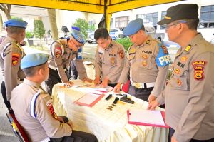 Wakapolda Jambi Periksa Senjata Api Milik Personil