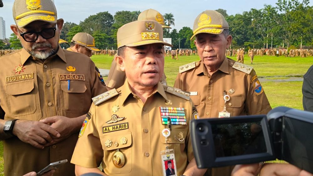 Gubernur Jambi Al Haris 
