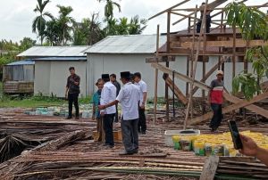 Demi Kemanusiaan Bupati Tanjabbar Tinjau Rumah Longsor dan Salurkan Bantuan