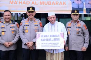 Kapolda Jambi Serahkan Hewan Quran ke Santri