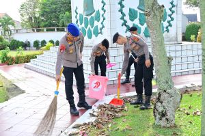 Personel Polda Jambi Bersihkan Taman Makam Pahlawan