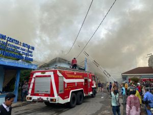 Kebakaran Eks Gedung Asrama Putri UIN-STS Jambi Telanai, Juga Lahap Sejumlah Kios Disekitar 