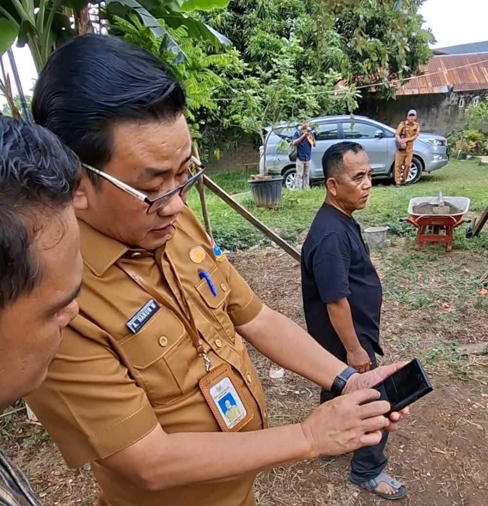 Kabid Perkim PUPR Provinsi Jambi Ariesto Harun Wijaya Saat Menjelaskan website resmi perkim ke Awak Media, Senin (4/8/2025).